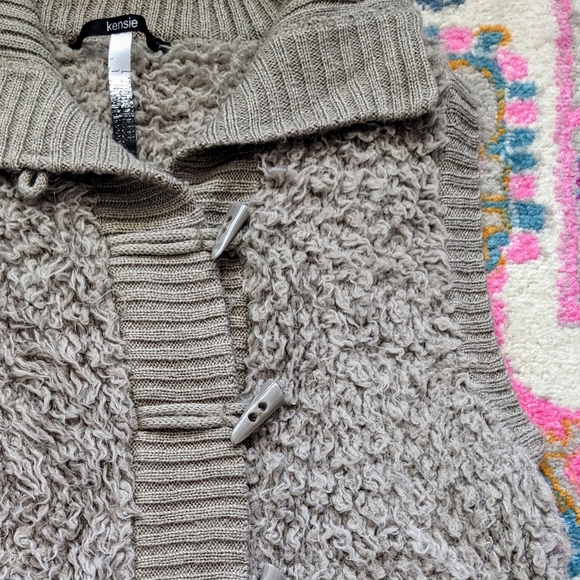 Kensi Fuzzy Vest - Picture 4 of 8